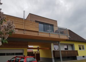 Mehrfamilienhaus in Holzbauweise mit Balkon