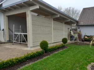 Einfamilienhaus mit Carport und Holzfassade