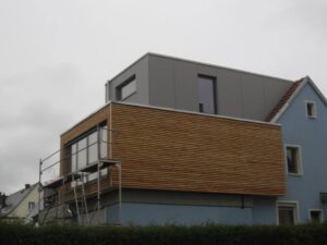 Modernes Wohnhaus mit Holzverkleidung und Flachdach