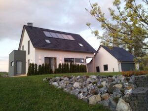 Modernes Einfamilienhaus mit Solaranlage auf dem Dach