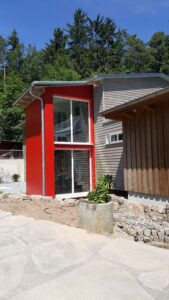 Kleines Wohnhaus mit rotem Eingangsbereich