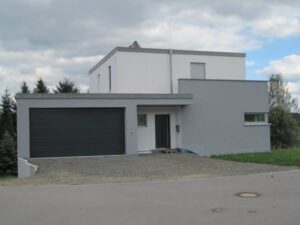 Zeitgenössisches Einfamilienhaus mit Flachdach und Garage