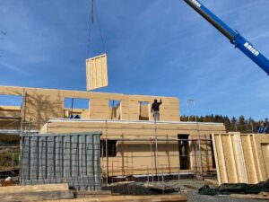 Holzhaus im Rohbau mit Kran