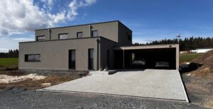 Einfamilienhaus in moderner Bauweise mit Garage und Carport