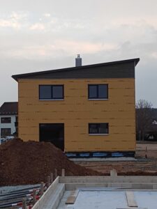 Modernes Einfamilienhaus mit Holzfassade