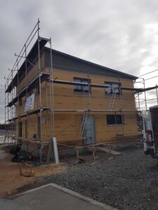 Holzbau mit Gerüst auf Baustelle