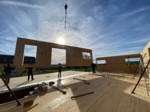 Montage einer Holzwand bei Hausbau mit Kran