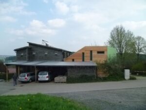 Holzbau-Projekt mit Carports und Anbauten im Rohbau