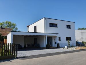 Modernes Einfamilienhaus in weiß mit Flachdach und Carport