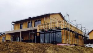 Einfamilienhaus im Rohbau mit Holzbauweise und Gerüst